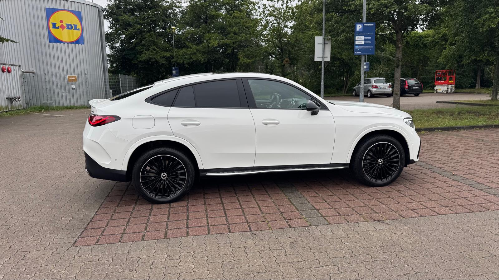 Mercedes Benz GLC 300e 4MATIC Coupe thumbnail 2