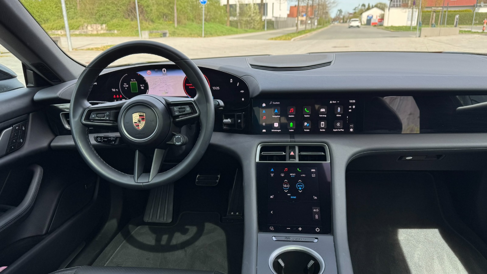 Porsche Taycan thumbnail 2