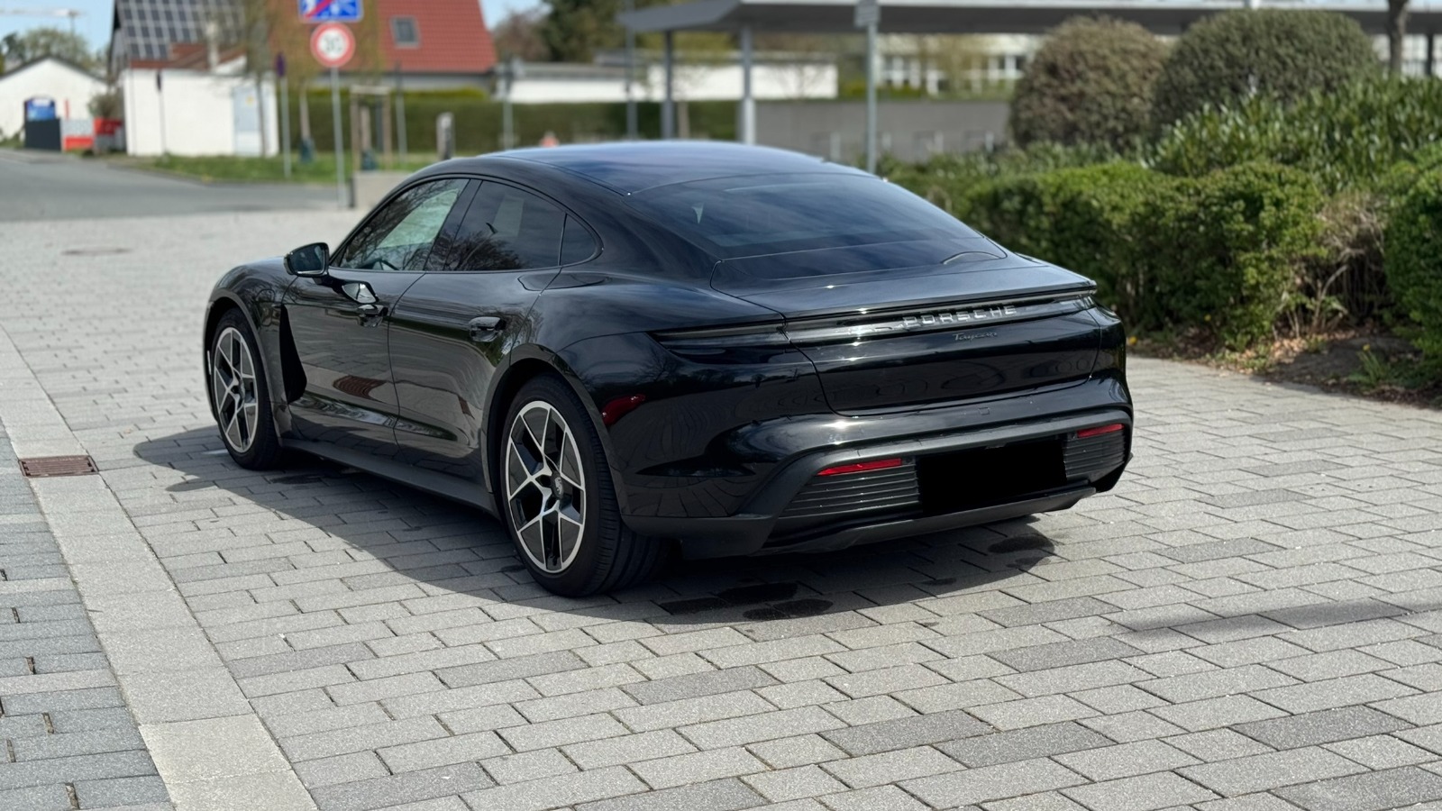 Porsche Taycan thumbnail 8