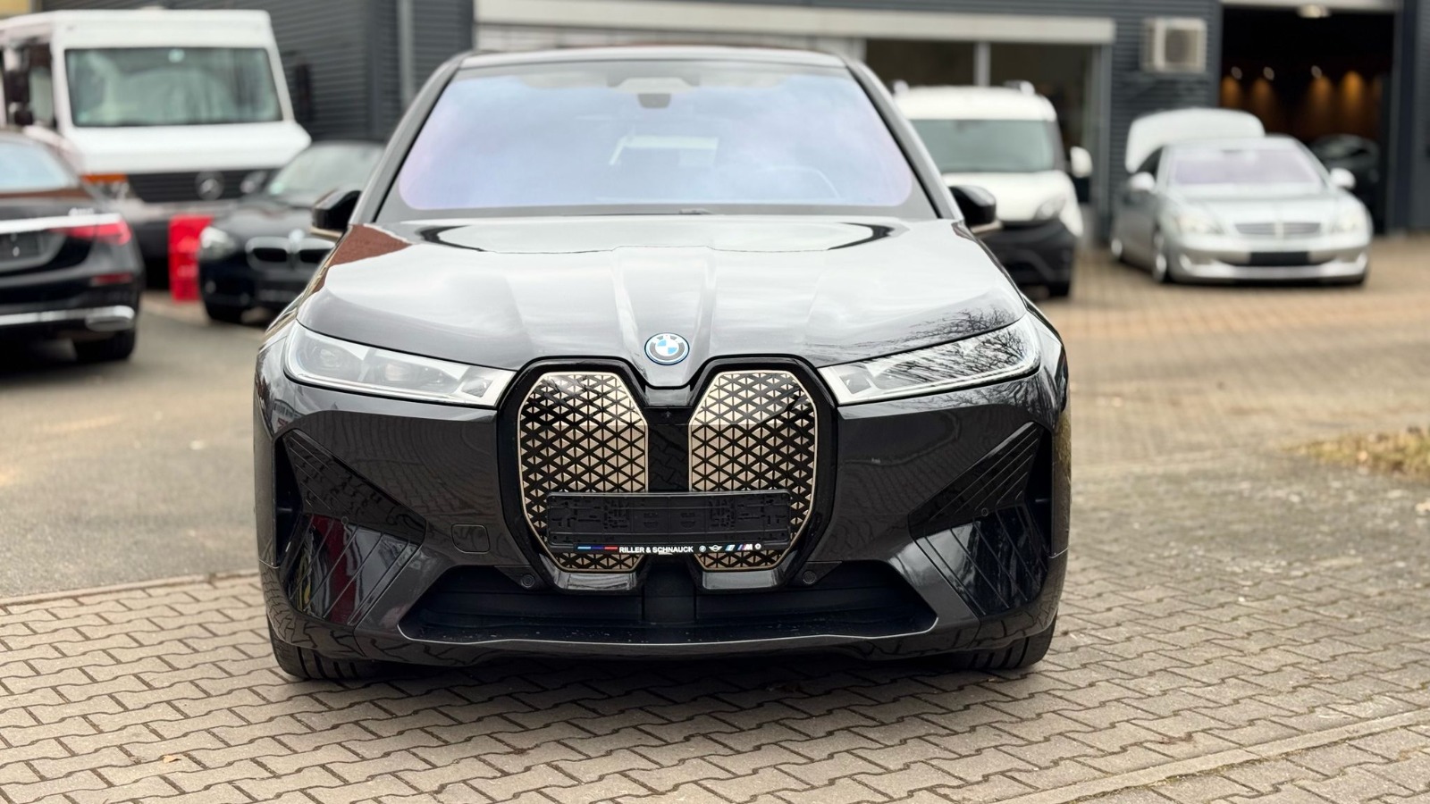 BMW iX xDrive40 thumbnail 2